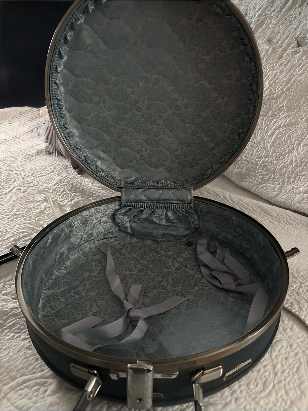 MCM American Tourister Tiara Blue Round Vintage Hat Box Luggage Case - Picture 2 of 2